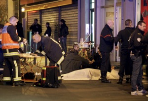 All'esterno di un ristorante dopo una delle sparatorie a Parigi, il 14 novembre 2015. (Philippe Wojazer, Reuters/Contrasto)